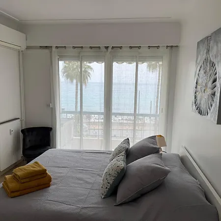 Equipped Sea View With Terrace מנטון